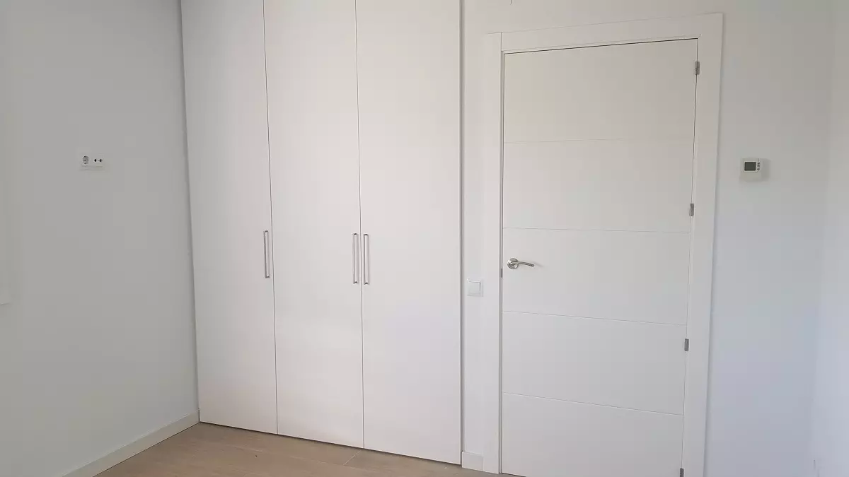 puerta y armarios empotrados blancos Armarios empotrados Zamora